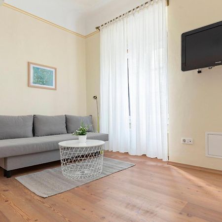 By The Walnut Tree Apartment Ljubljana Bagian luar foto