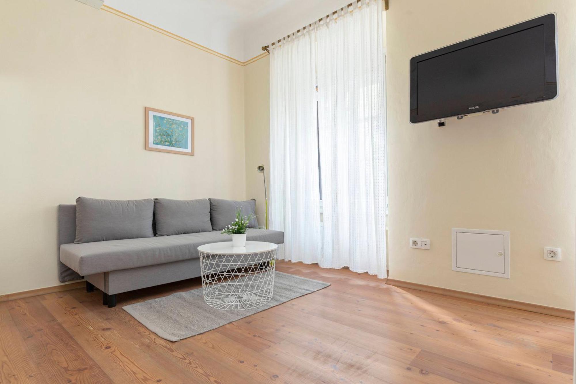 By The Walnut Tree Apartment Ljubljana Bagian luar foto